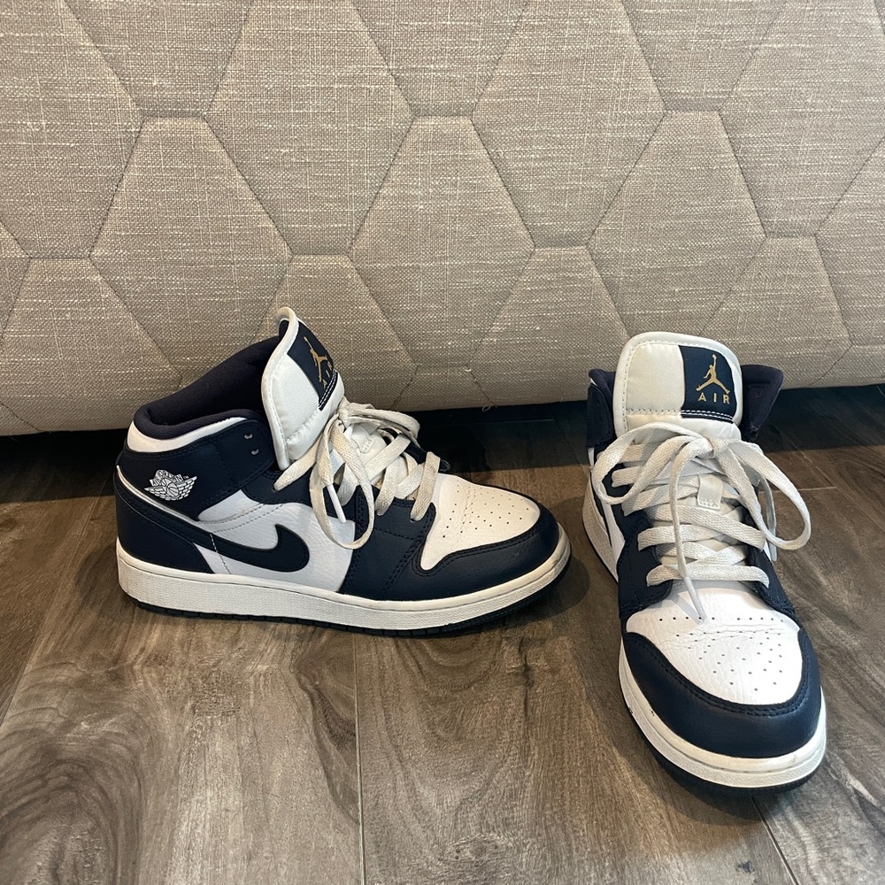 Nike Jordan 1 Mid White Metallic Gold Obsidian (GS) size 5Y